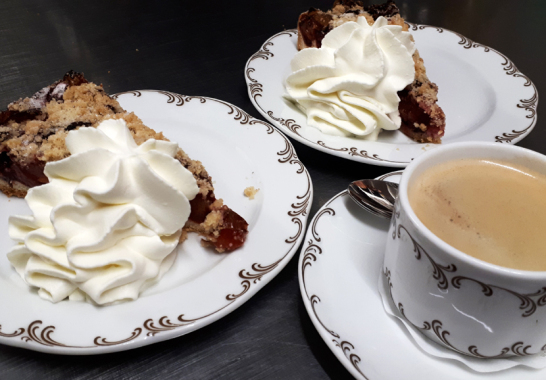 Café Fernblick frischer Kuchen mit Kaffee